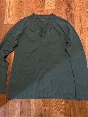 Eddie Bauer V-Neck Sweater in Deep Green